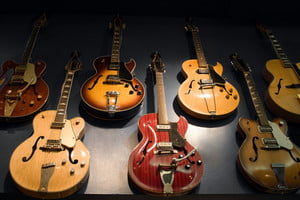 a-wall-with-vintage-guitars-hanging-on-display_HKRxZKCBj_thumb.jpg