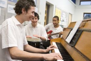schoolboys-playing-musical-instruments-in-music-class_SY-u2CaHi_thumb.jpg